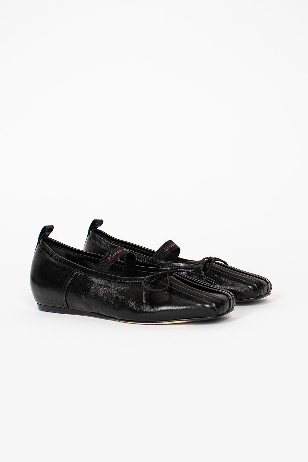 Classic Pleated Ballet Flats in Black