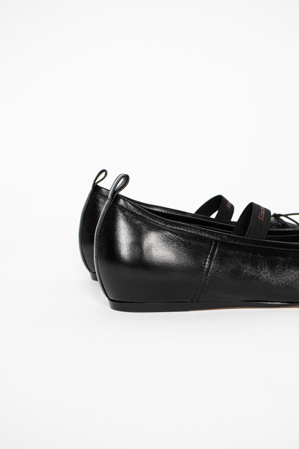 Classic Pleated Ballet Flats in Black