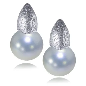 Gold earrings with white pearls - Shop now