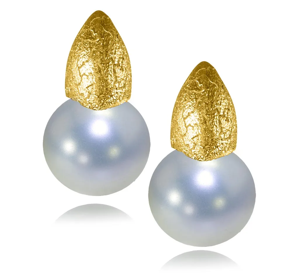 Gold earrings with white pearls - Shop now