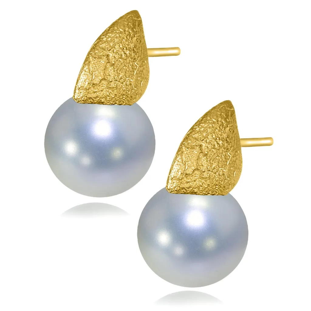 Gold earrings with white pearls - Shop now