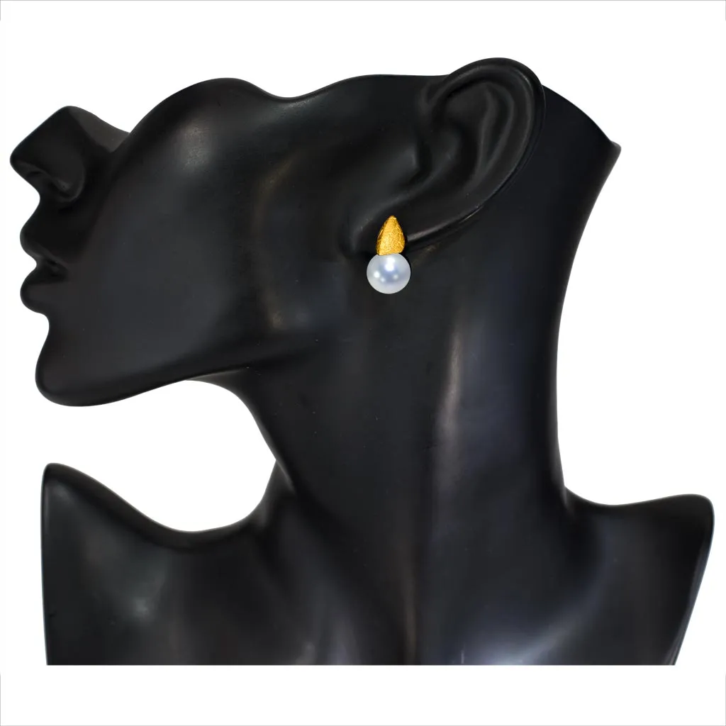 Gold earrings with white pearls - Shop now