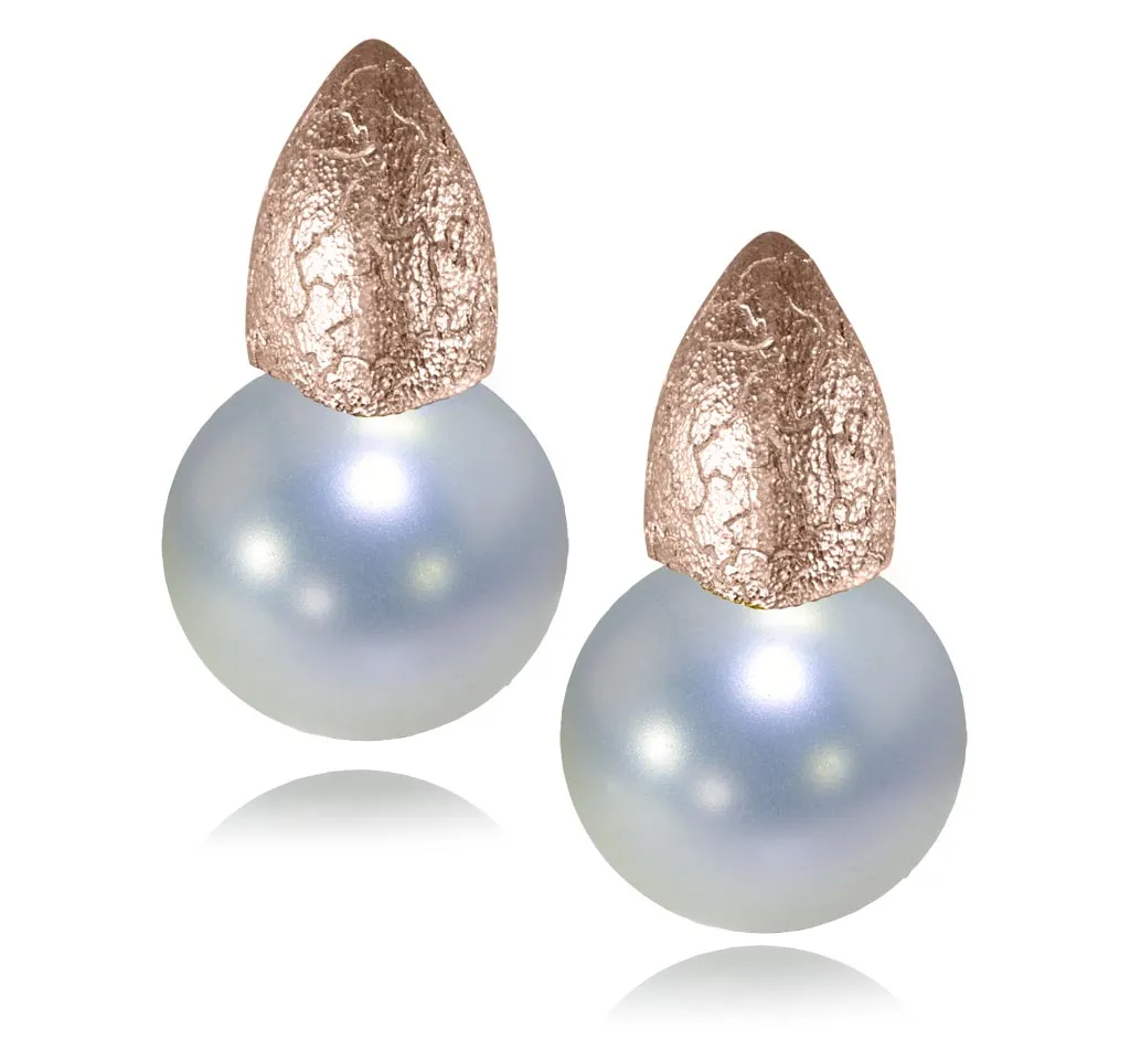 Gold earrings with white pearls - Shop now